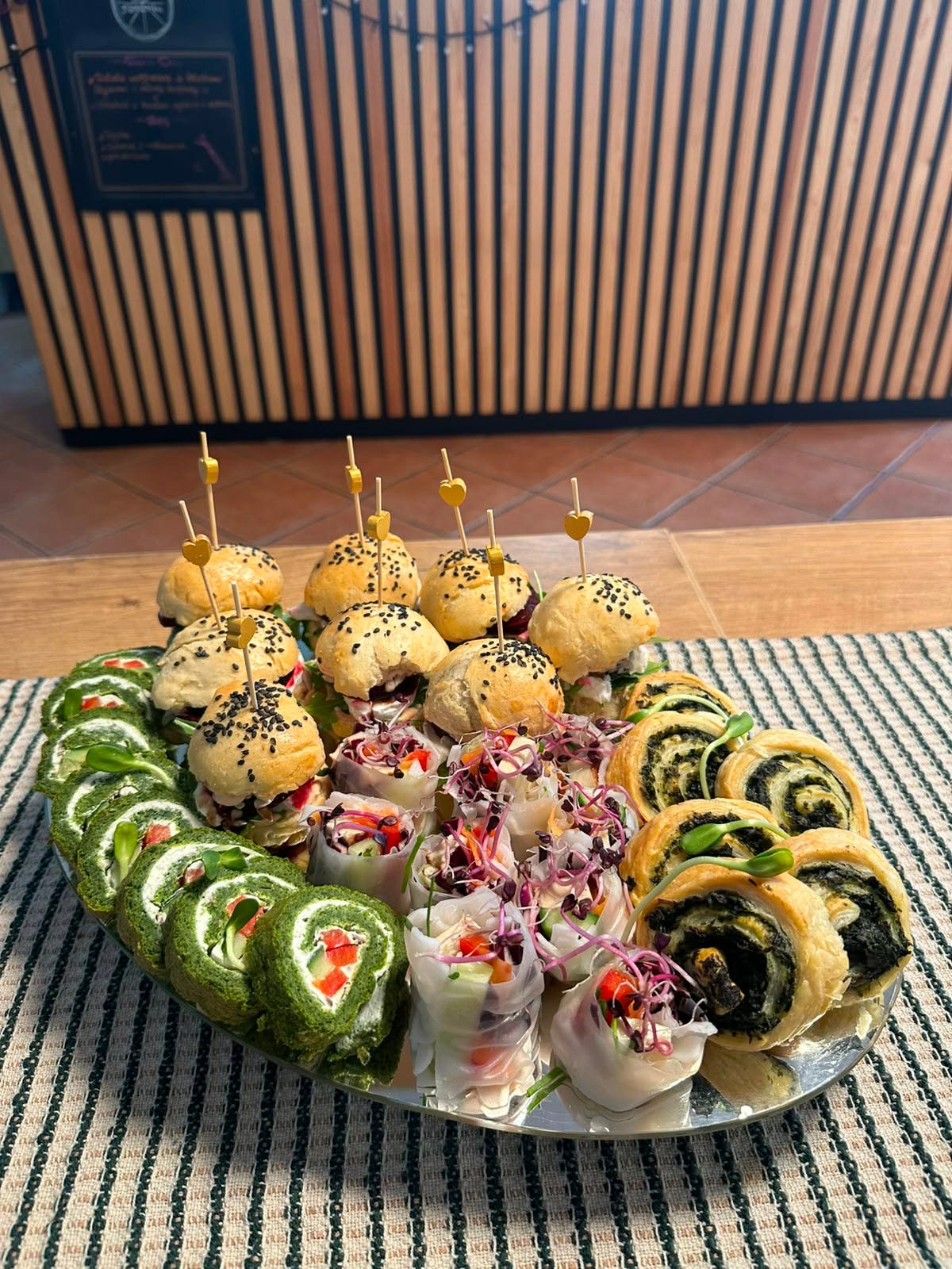 Zaaranżowany kącik bistro przygotowany na kameralną uroczystość