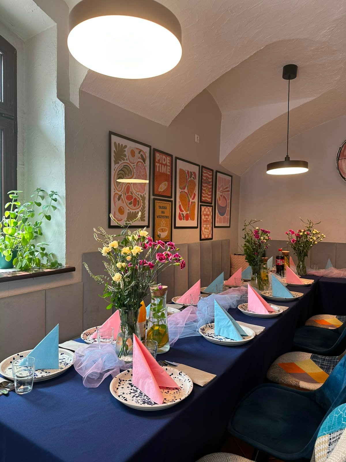 Pięknie oświetlone wnętrze bistro w późne popołudnie — drewniane stoły i promienie słońca