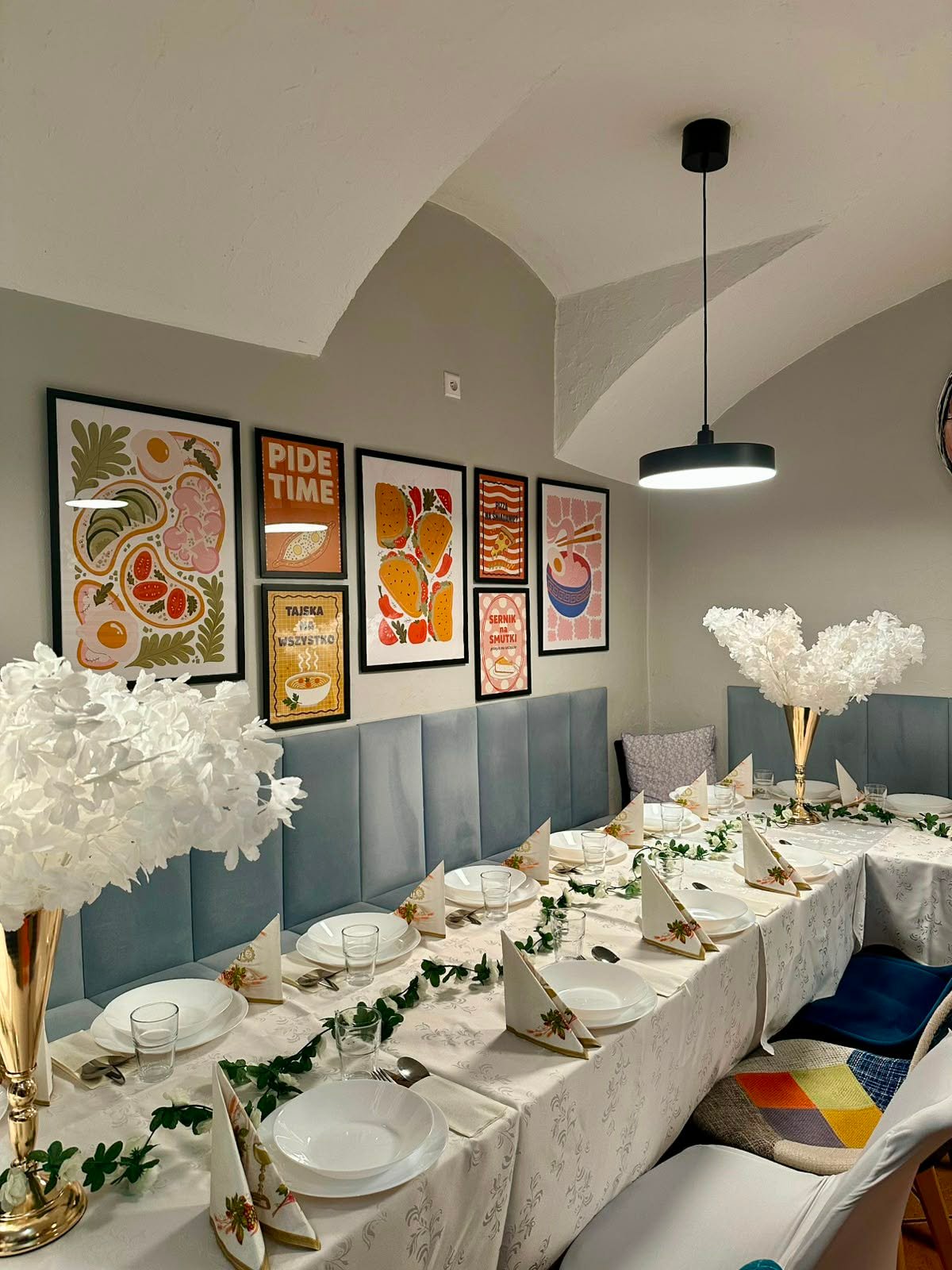 Elegancko nakryty stół w Bistro Na Narożniku, przygotowany na wyjątkowe wydarzenie