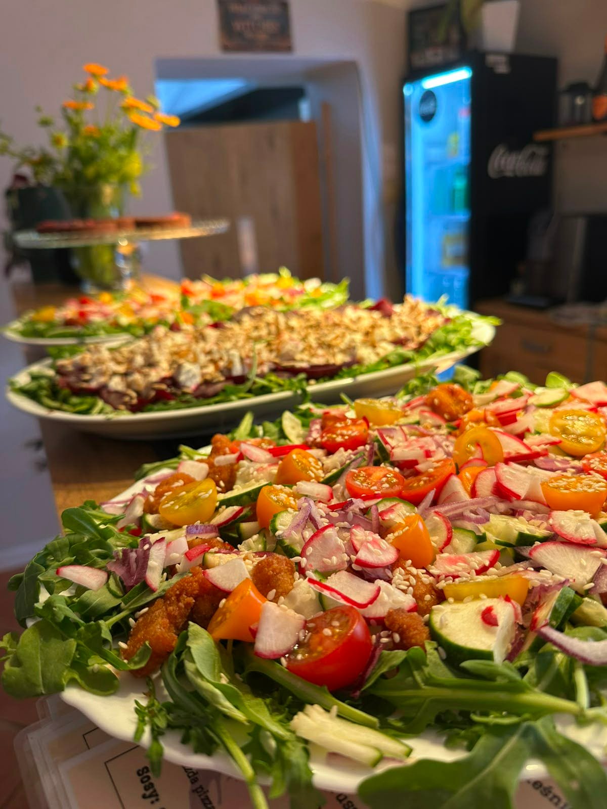 Kucharz wykańczający danie w kuchni bistro